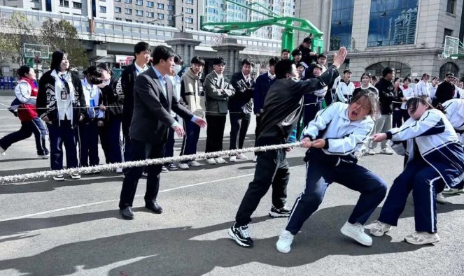 哈二职举办第十五届“友谊杯”拔河比赛