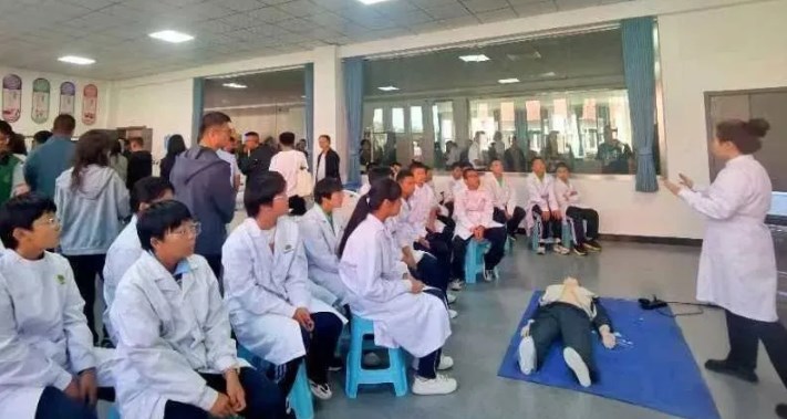 医护专业部在鄂尔多斯市中小学劳动教育现场会上精彩绽放