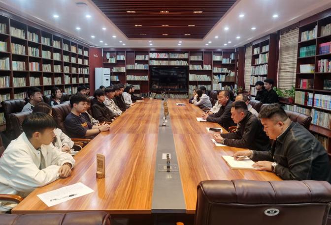 鹤壁工业中专组织学生代表召开就餐及食品安全座谈会